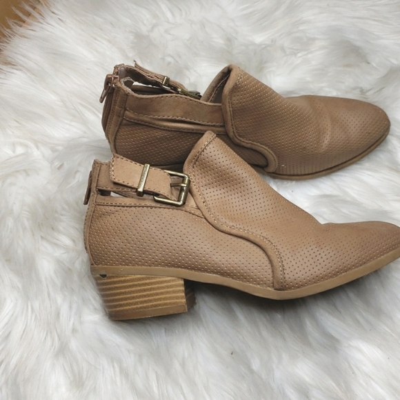Express Tan perforated booties 6 - Picture 3 of 8